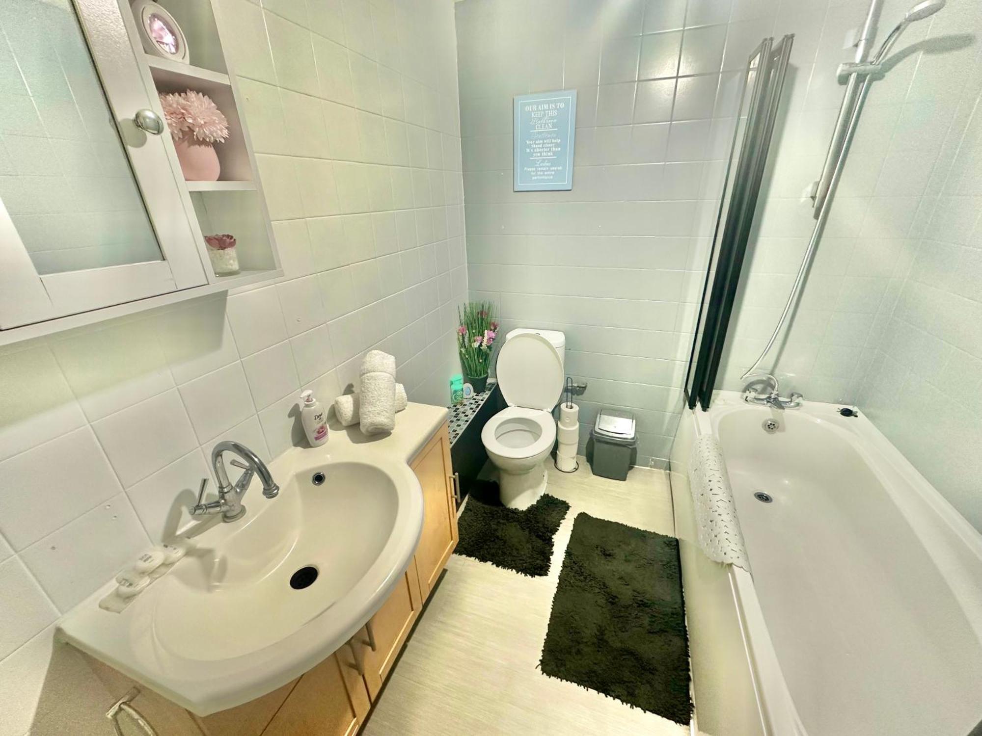 Homely Apartment In The Heart Of Town Centre - Sleeps 6 본머스 외부 사진