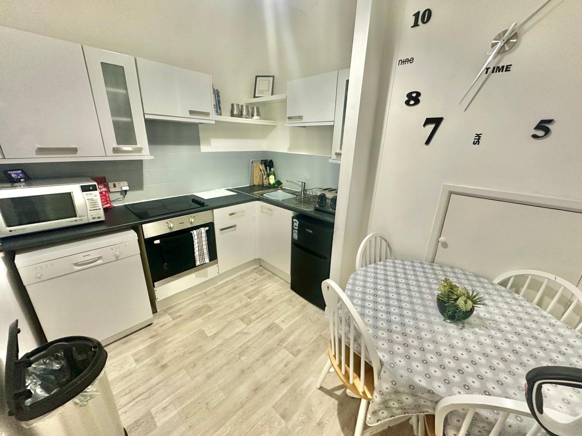Homely Apartment In The Heart Of Town Centre - Sleeps 6 본머스 외부 사진